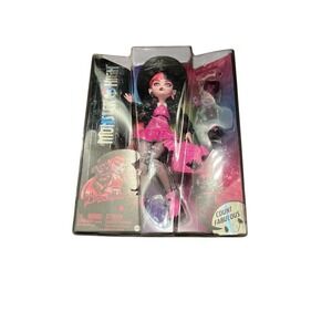 Monster High Draculaura Fashion Doll with Pet Count Fabulous and Accessories